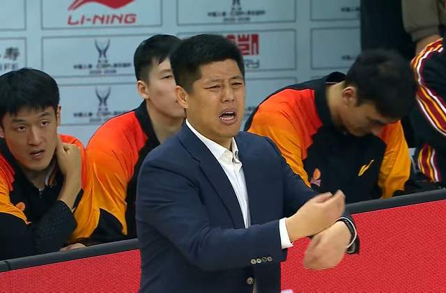 一个赛季被罚8次,总罚金高达27万元,最惨球队出炉,裁判却无恙